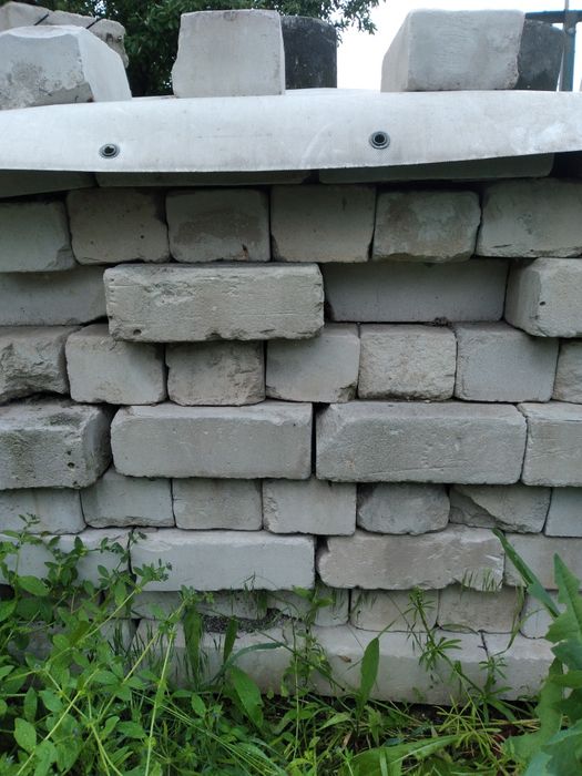 Білий силікатний кирпич .