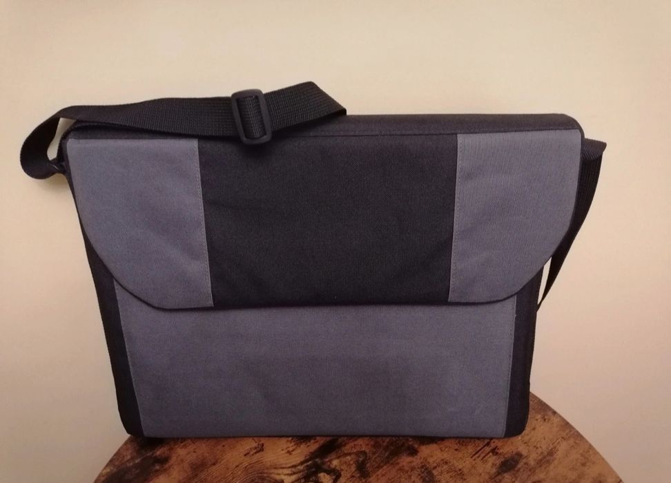 Torba na ramię na laptopa