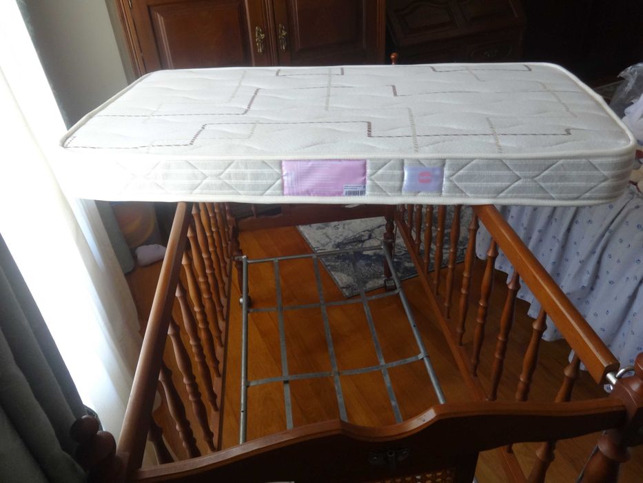 Cama de criança em madeira com colchão