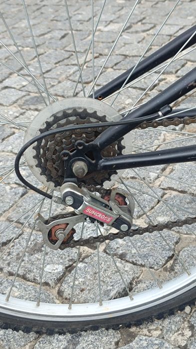 Bicicleta de Montanha Suspensão Total Vermelha (Necessita de Pneus)