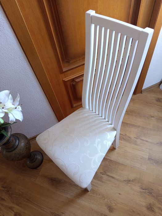 Крісло біле дерев'яне у вітальню,кухню