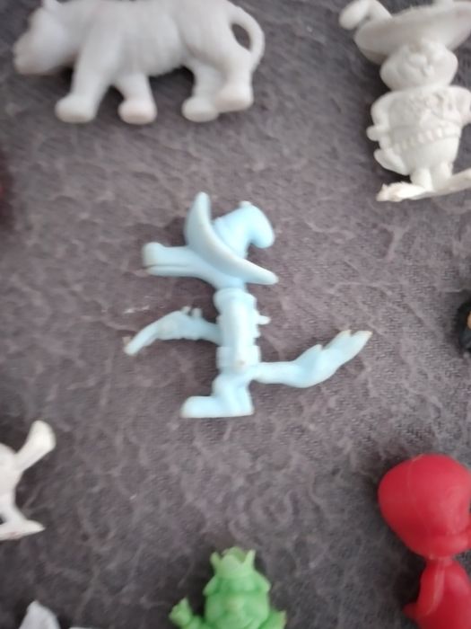 Monochromatic Mini Figures429046316643143682