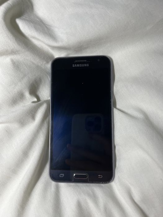 Смартфон Samsung Galaxy J3