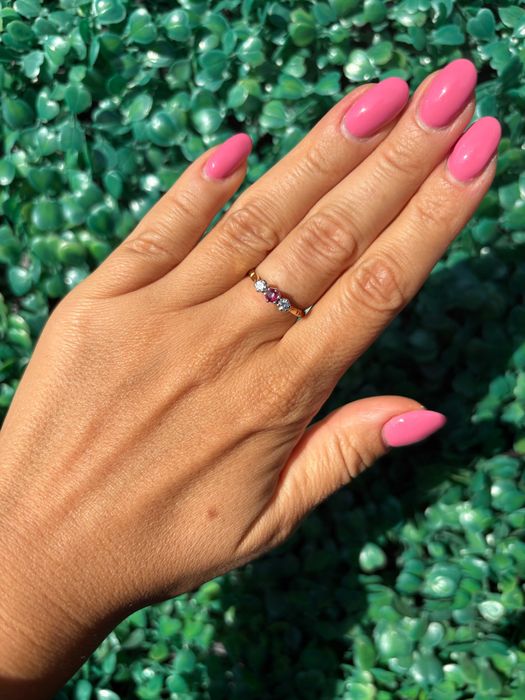 Złoty pierścionek z rubinem i diamentami 0.16ct trylogia 18K