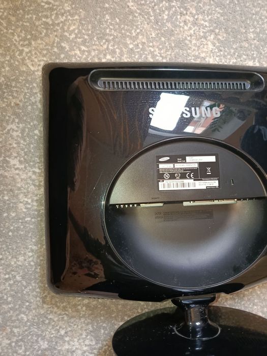 Монітор 19 дюймів.