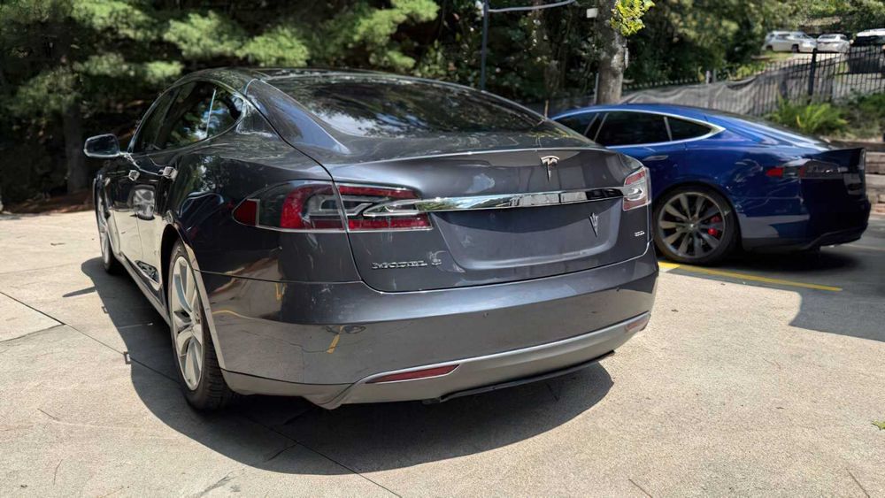 Tesla Model S P85D      2016