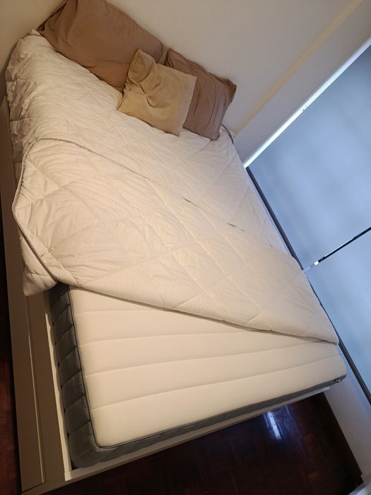 Cama com colchão casal e de  solteiro
