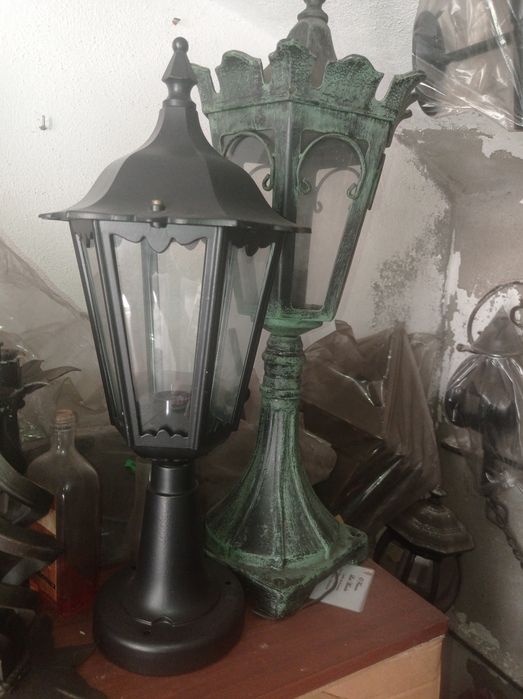 Vários artigos em ferro forjado, candeeiros, decoração, artesanato