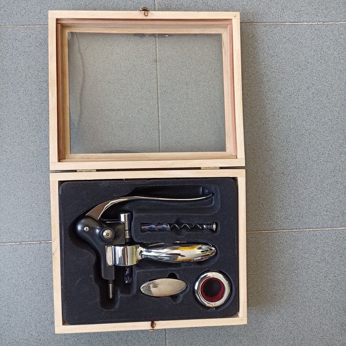 Kit acessórios para Vinho em caixa de madeira