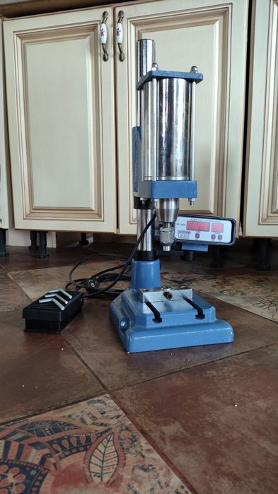 Прес закльопачник електричний