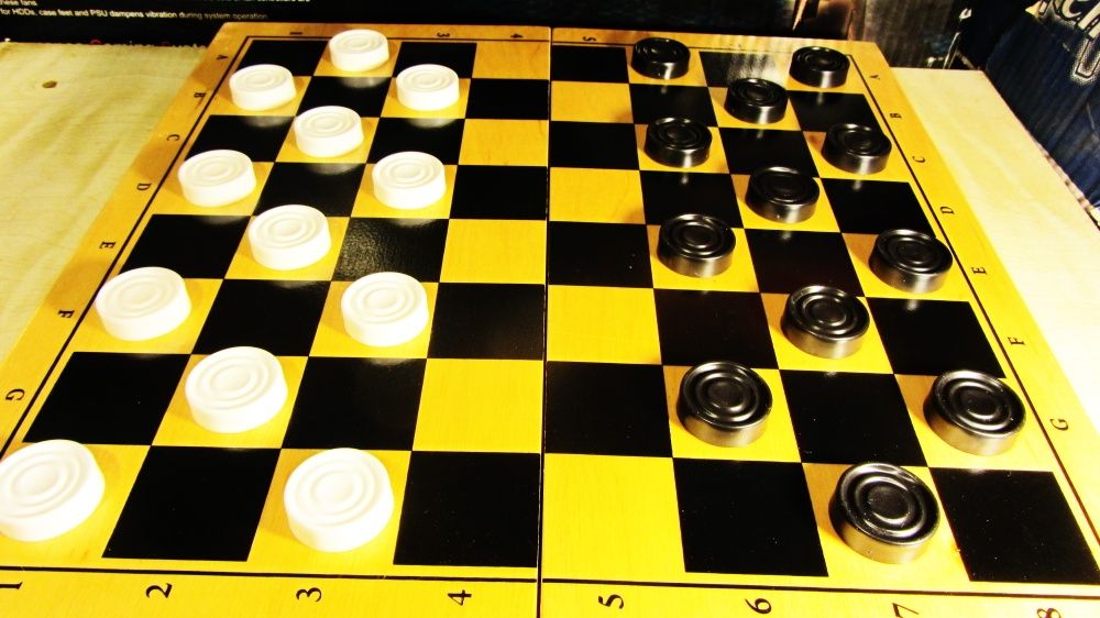 игра в шашки - комплект шахматная доска и шашки