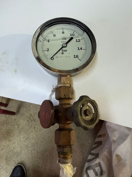 Manómetros Industriais 0–16 Bar com Válvula