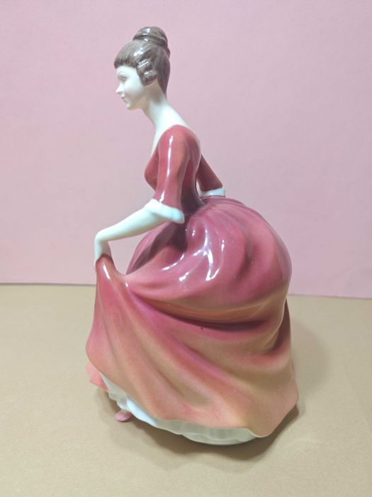 Figurka porcelanowa "WINTER WELCOME" Royal Doulton HN3611