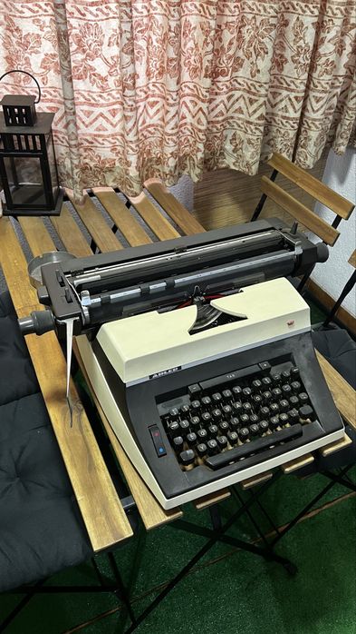 Máquina de escrever Adler Universal 200