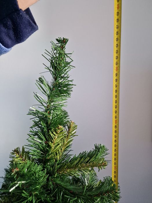 Árvore de Natal com 1m e 55cm altura e 95cm de largura