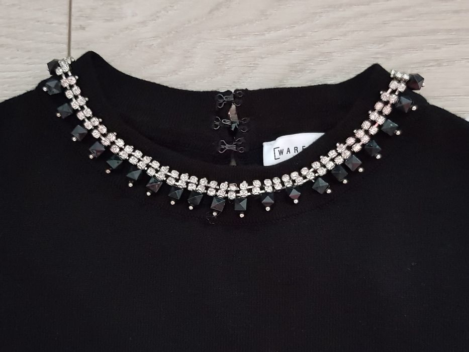 Elegancka mała czarna z cyrkoniami