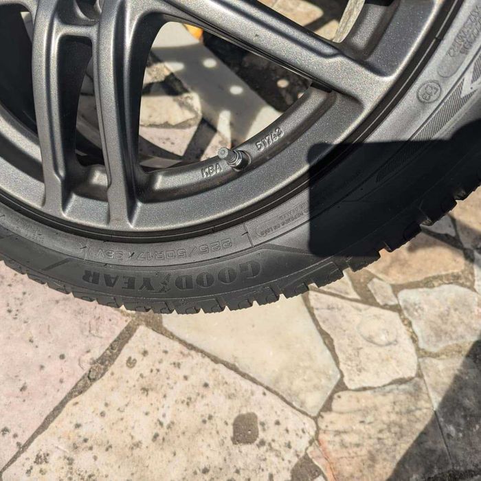 Jantes Originais Mercedes-Benz 17" + Pneus Goodyear 225/50 R17 (Como Novos)