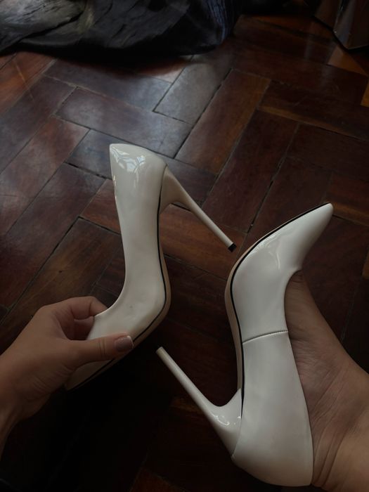 Saltos brancos e prateados com brilho