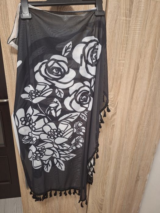 Elegancka, lekka narzutka plażowa / pareo