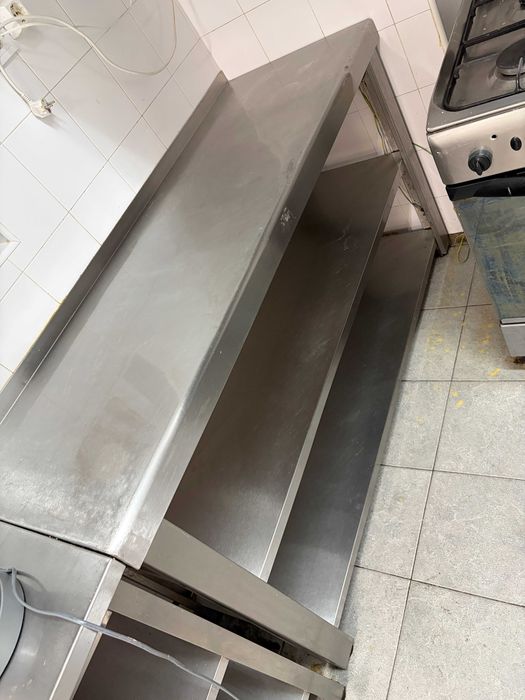 Balcão de apoio com 2 prateleiras em aço inox