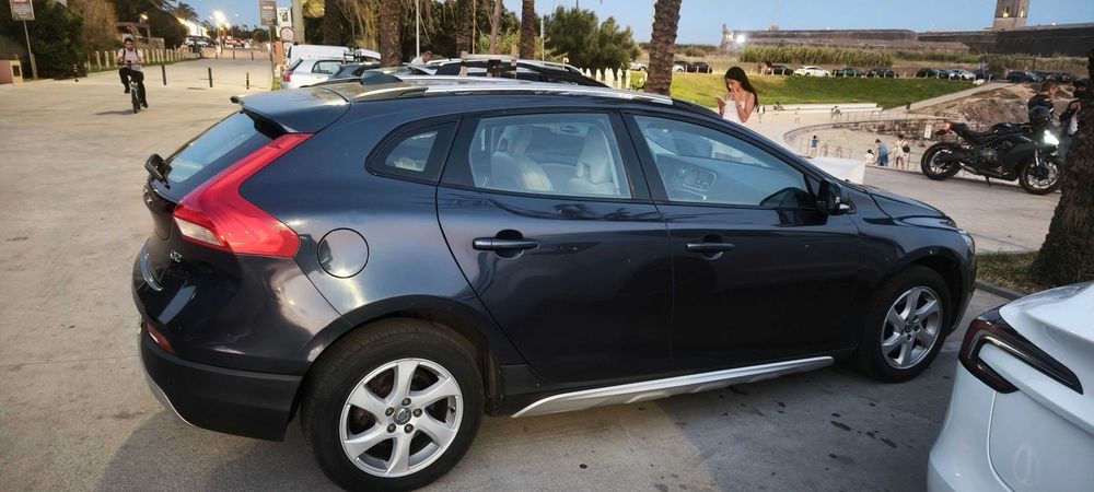 Volvo V40 Cross Country D2 Momentum 1.6 2013, seguro Zurich, inspeção valida até 05/2027
