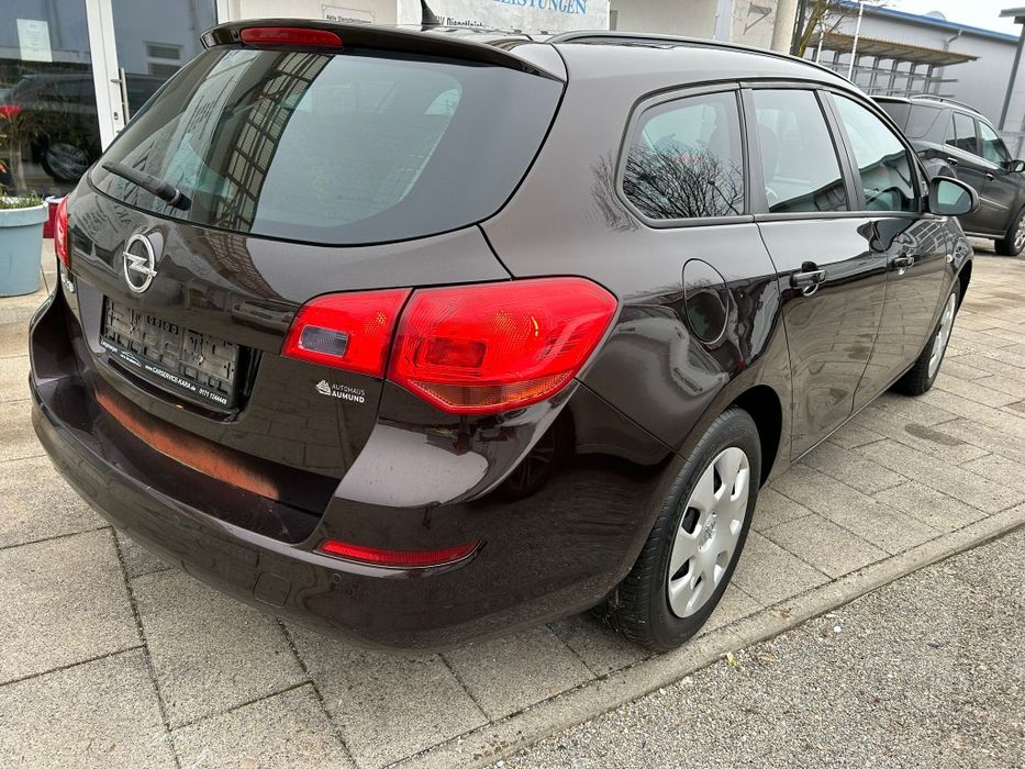 Opel Astra 1.4 B 2011 r
