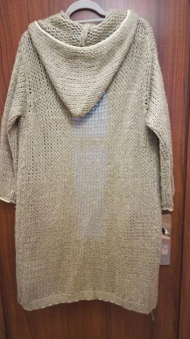 Długi sweter złota nitka oversize z kapturem