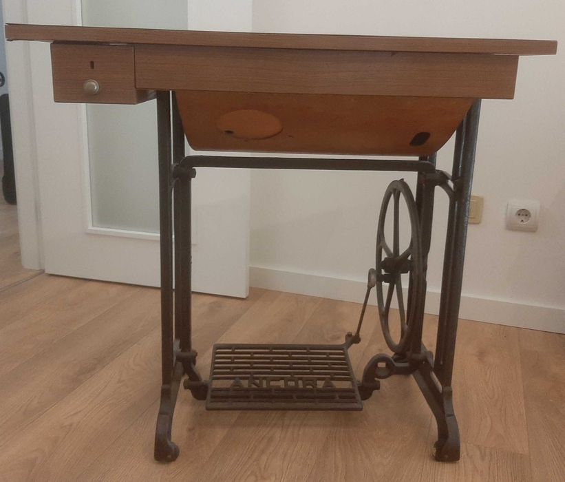 Maquina de costura antiga, para costurar ou para transformar