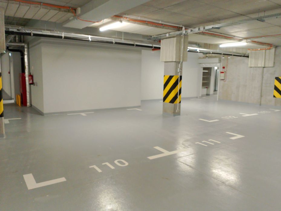 Oznakowanie parkingu garażu malowanie pasów znaków piktogramy bhp