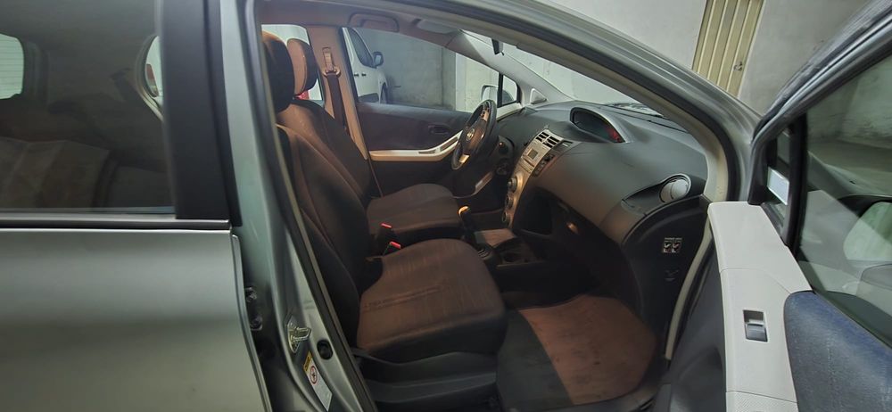 Toyota Yaris 1.0  com ar condicionado