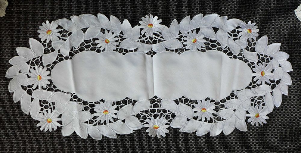 Duża serweta haftowana