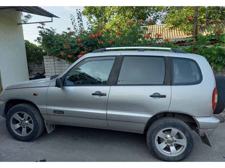Chevrolet Niva Рейлинги Хром на пластиковых ножках