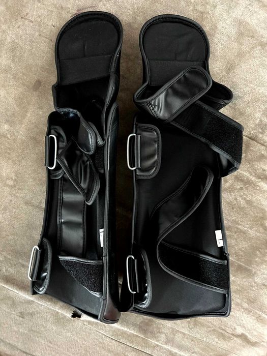 Equipamento Kickboxing/Muay Thai – Luvas, Caneleiras (Como Novo)