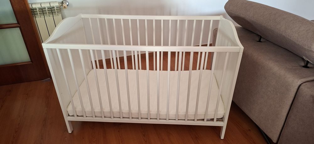 Berço e colchão para bebês