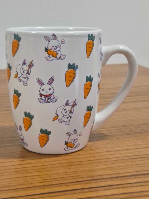 Kubek do kawy i herbaty z króliczkiem i marchewką