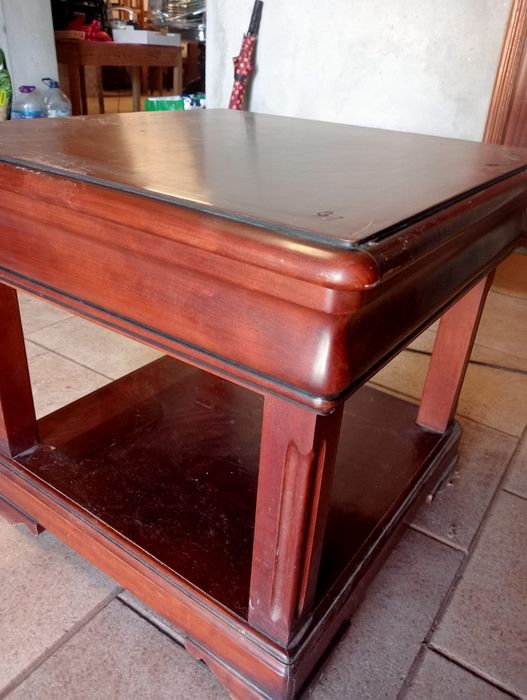 Mesa de centro com gaveta