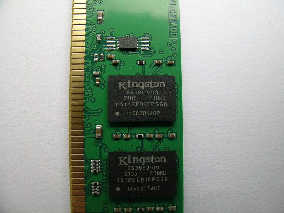 Оперативная память DDR3 KINGSTON 8 GB.