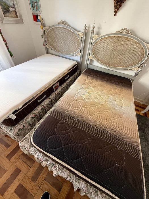 Duas camas individuais, com colchão e Sobre-colchao