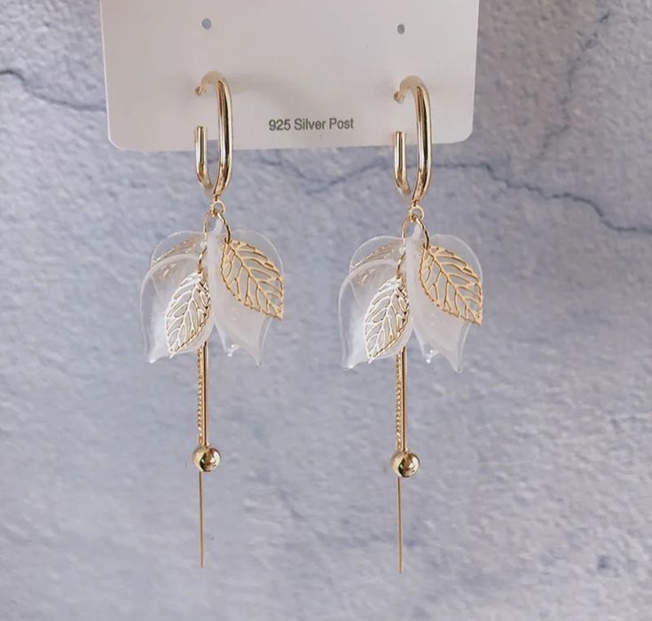 Kolczyki wiszące płatki akrylowe białe że złotym listkami i niteczkami