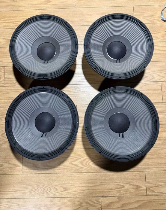 Duas colunas JBL profissionais