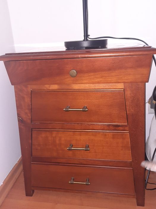 Quarto completo, cama casal  mesas cabeira e cómoda