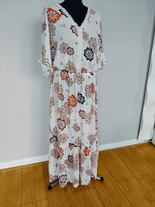 Długa letnia sukienka Boho z gumką w talii biała w kolorowe kwiaty