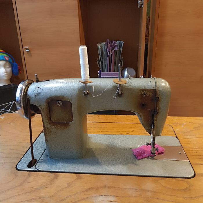 Maszyna do szycia Łucznik ze stołem zabytek