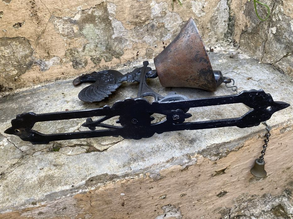 Sino ferro com figura de galo para fixacao parede