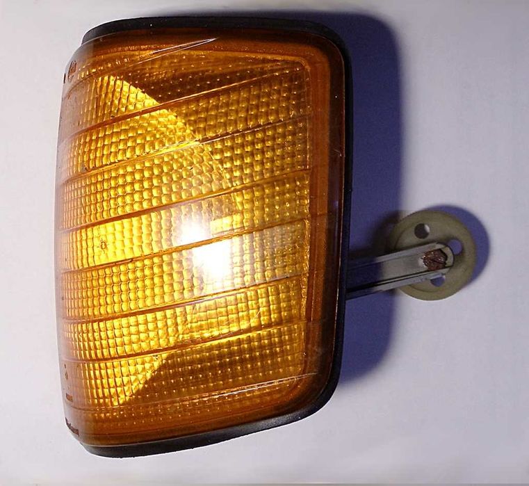 Указатель поворота Mercedes 190 левый передний