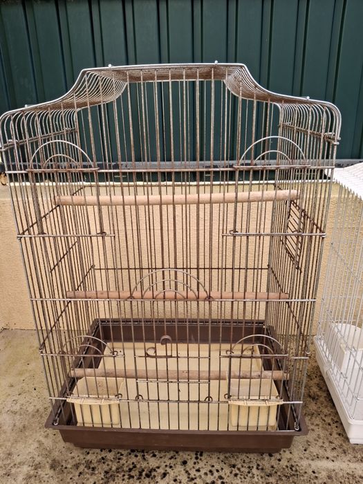 Gaiolas: branca nova, castanha usada.