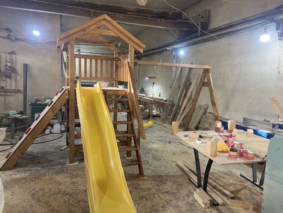 Дитячий майданчик, гірка, качеля