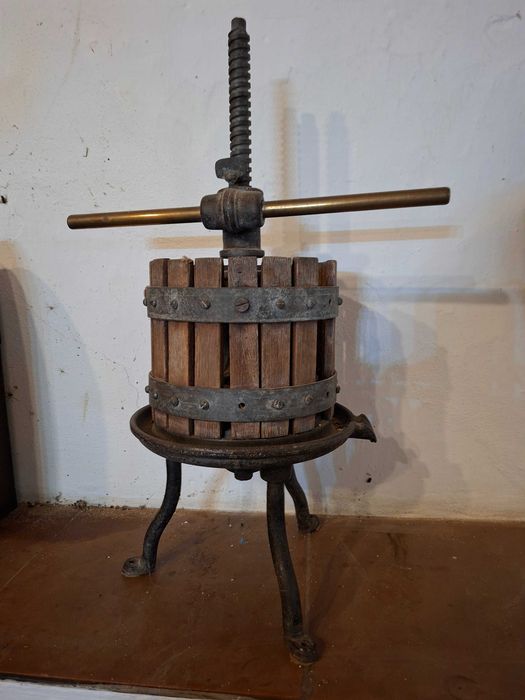 Prensa antiga e mala de vinhos  - Decoração rústica para adega