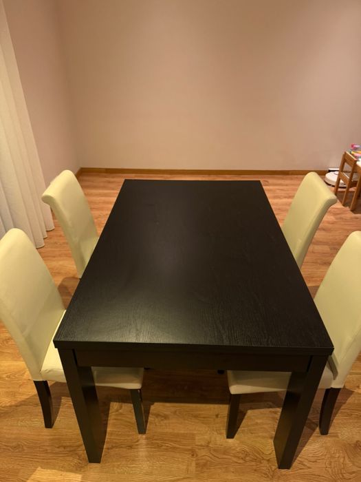 Cadeira e mesa jantar