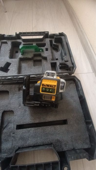 Лазерний рівень невелір б/у dewalt DCE089g